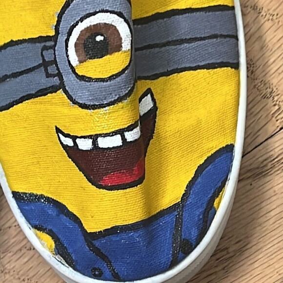 MINION PAINTED CANVAS SHOES SIZE 9 - Picture 5 of 5